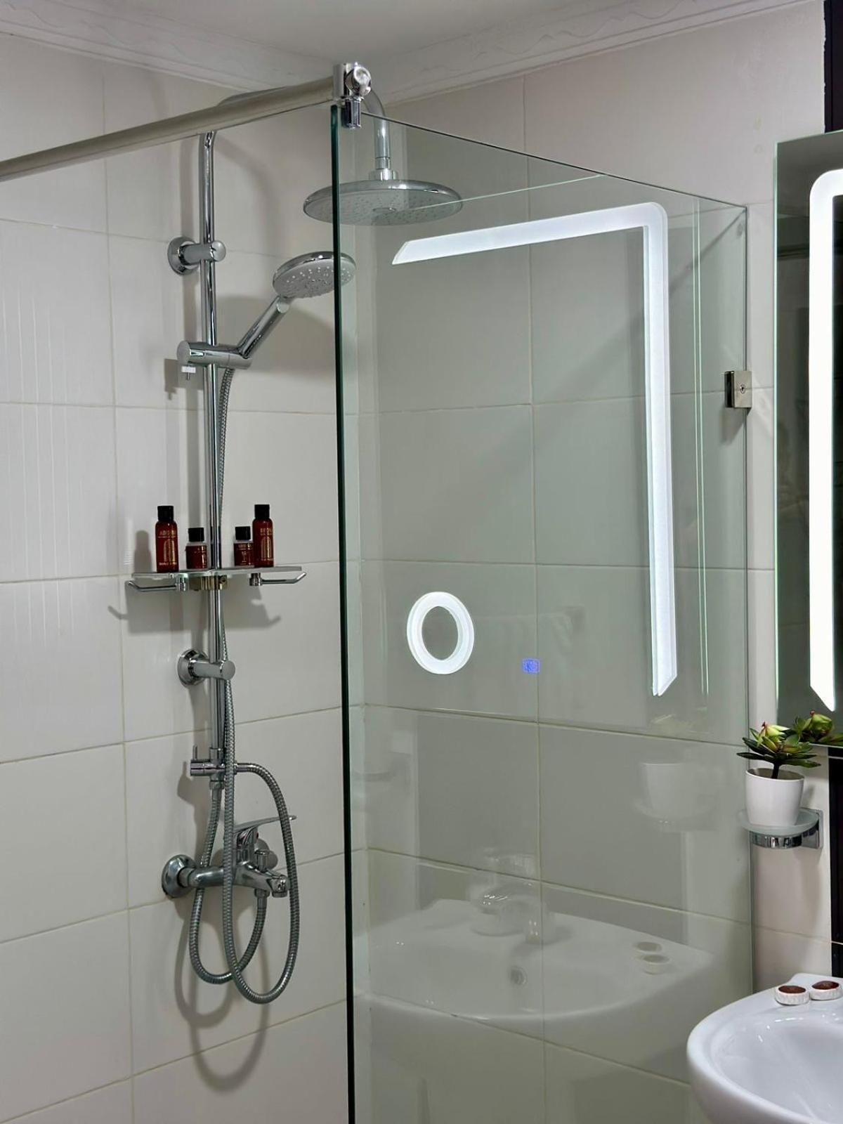 Appart Neuf Lumineux Climatise 1Ere Etage Tangeri Esterno foto